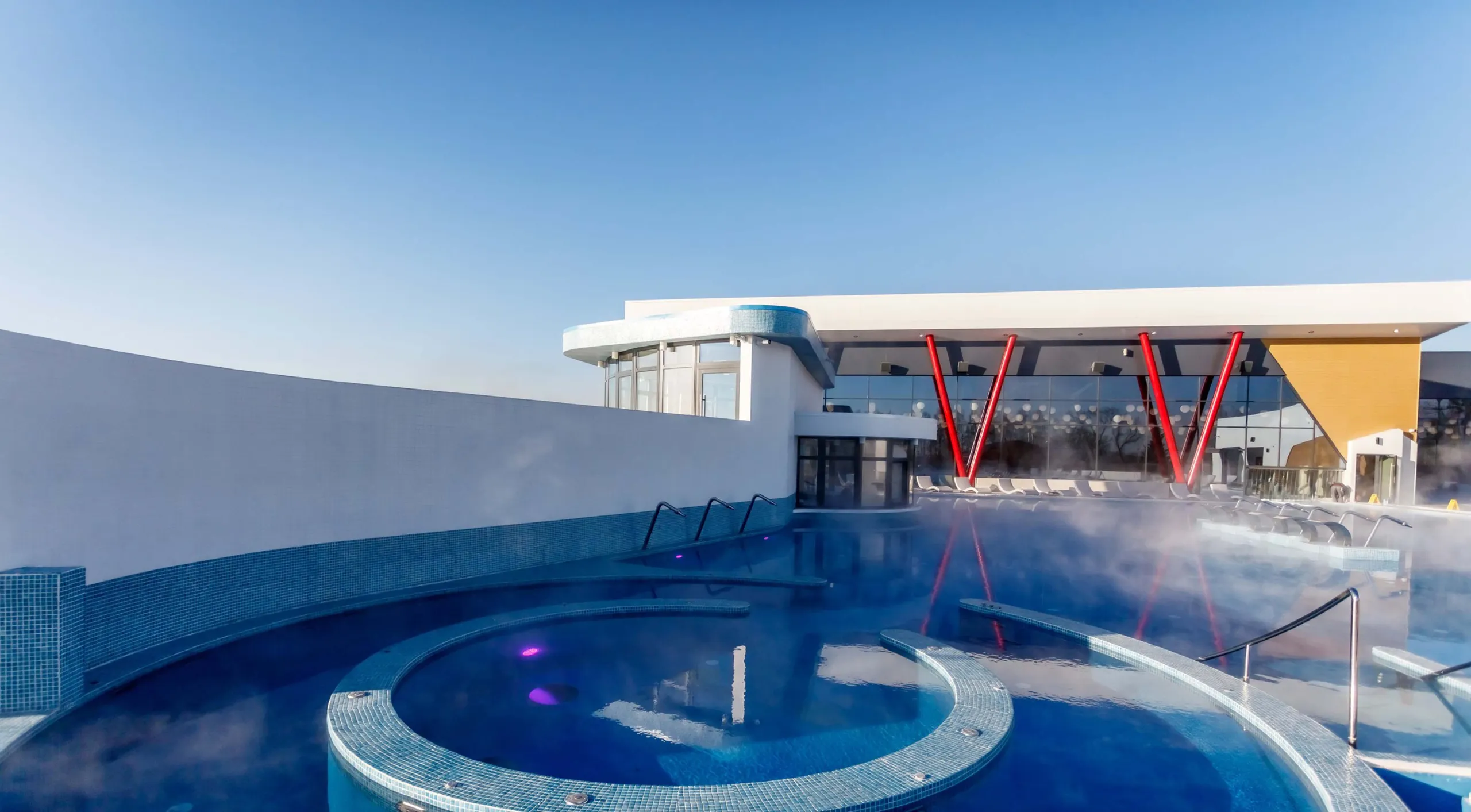 Фоновое изображение Бассейны